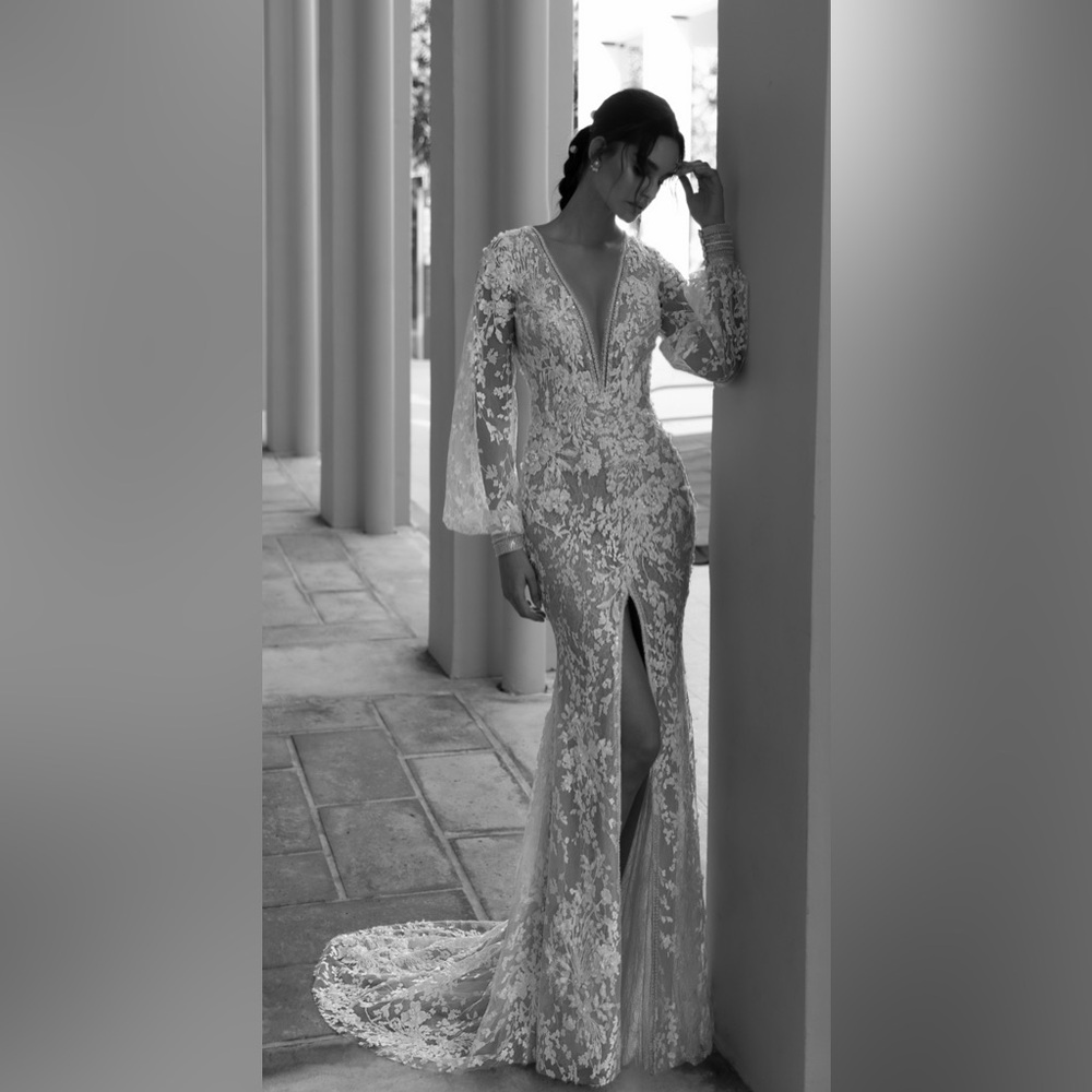 Elegant Ivory Long Sleeve Lace Bridal Gown.  Size 14.  P763